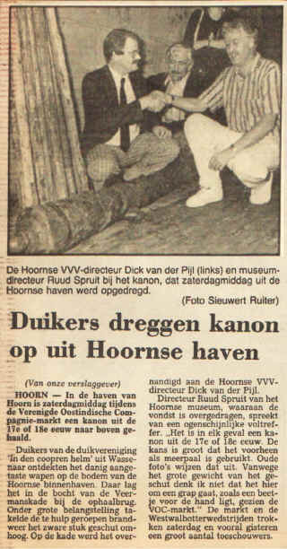 NHD 24-08-1987 Duikers dreggen kanon op uit Hoornse haven.jpg (257833 bytes)