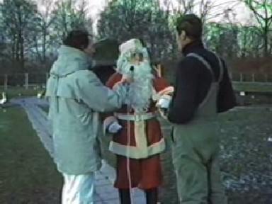 1986 Hoorn: In het Julianapark laat de staast van onderhoud veel te wensen over. Er is ook iemand op zoek naar een geschikt rendier ...